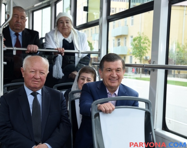 Shavkat Mirziyoev Samarqandda qatnaydigan tramvayning ilk yo`lovchisi bo`ldi