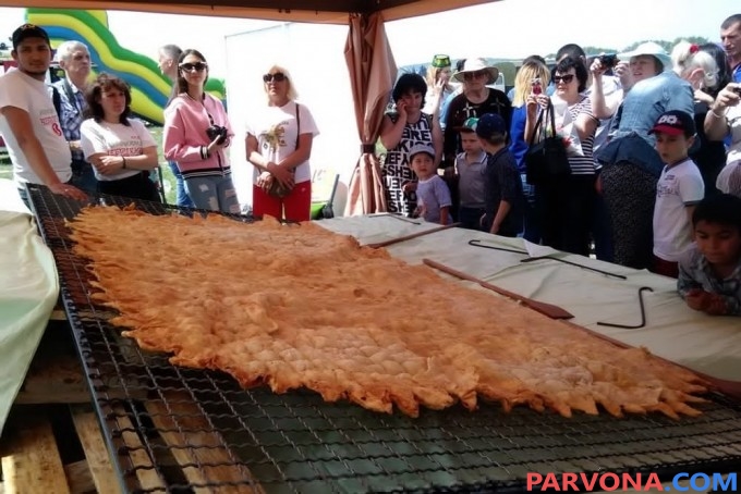 Qrimda 100 kilogrammli cheburek pishirildi